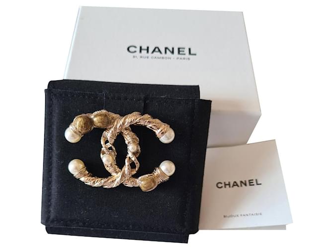 Alfinete Chanel Dourado Metal  ref.572190