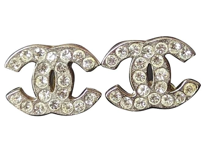 Chanel CC A13Etichetta della scatola degli orecchini con logo hardware in argento cristallo classico V Metallo  ref.572300