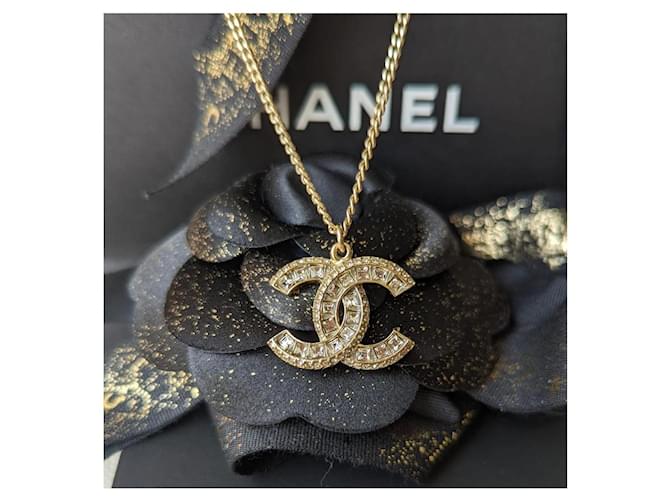 Chanel CC F16Collar con colgante de logotipo de cristal V GHW en caja Dorado Metal  ref.572306