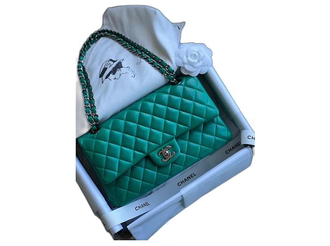 Timeless Bolso Chanel mediano Verde Cuero  ref.572311