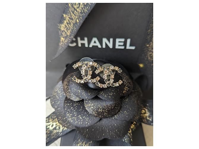 Chanel A19Boucles d'oreilles GHW avec logo en cristal multicolore A CC dans une boîte Métal Doré  ref.572336