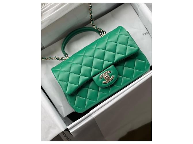 Minibolso Chanel clásico con asa en la parte superior Verde Cuero  ref.572349