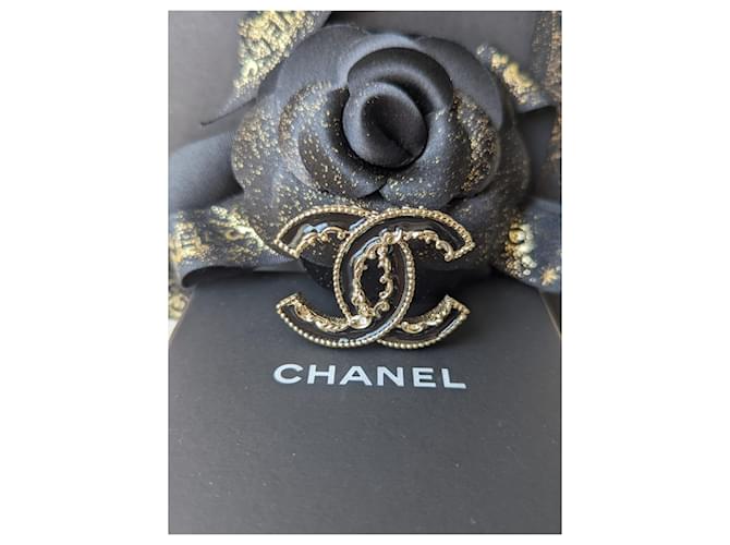 Chanel CC B14Broche GHW en cristal avec logo à volants en émail noir V Métal  ref.572788