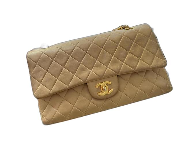 Timeless Chanel aba com forro médio vintage Bege Pele de cordeiro  ref.572836