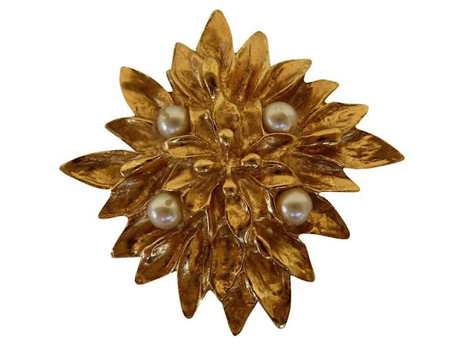 Yves Saint Laurent Pins & brooches Golden Eggshell Metal Pearl  ref.572989