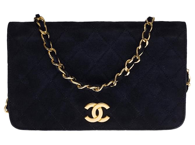 Timeless Wunderschöne Chanel Mini-Handtasche mit durchgehender Klappe aus marineblauem, gestepptem Wildleder, garniture en métal doré Schweden  ref.573029