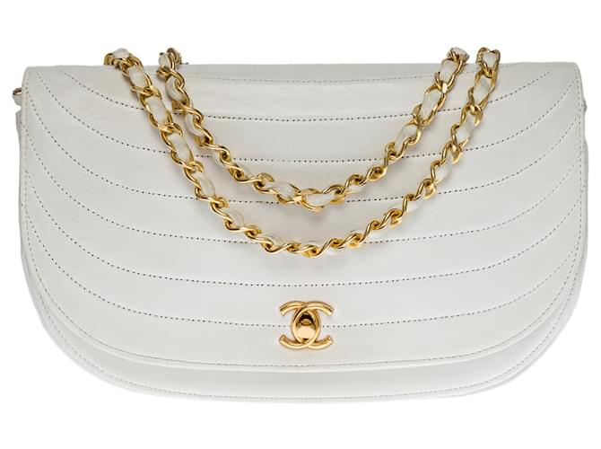 Timeless Linda bolsa meia-lua Chanel Classic com aba em pele de cordeiro branca, costura horizontal, garniture en métal doré Branco Couro  ref.573034