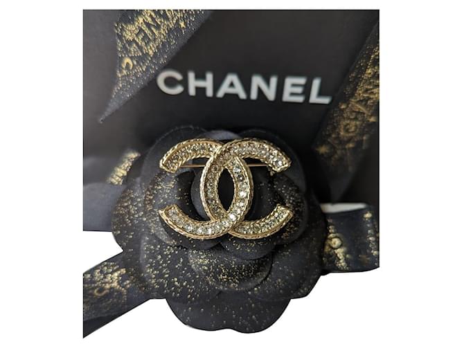 Chanel CC B14P Crystal Enamel Ruffled Logo GHW Brooch Golden Metal  ref.573174 - Joli Closet
