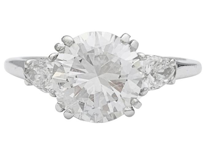 inconnue Diamond ring 2 carats, platinum.