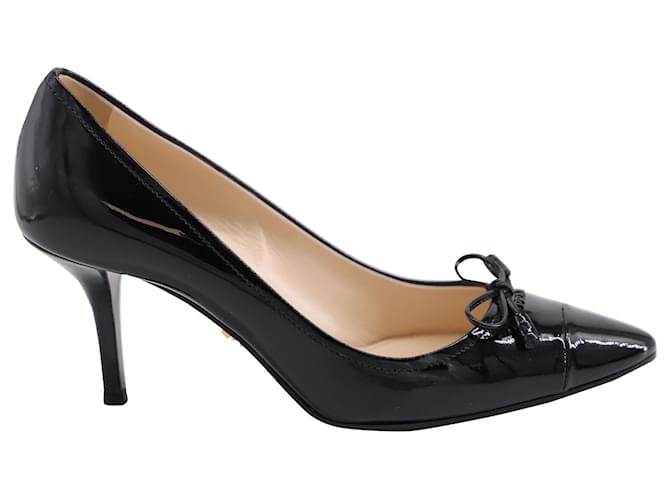 Bow Zapatos de tacón medio con lazo y logotipo de Prada en charol negro Cuero  ref.575220