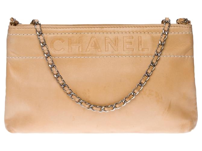 Timeless Molto bella pochette Chanel in pelle conciata al vegetale beige, cuciture bianche, Garniture en métal argenté  ref.576317