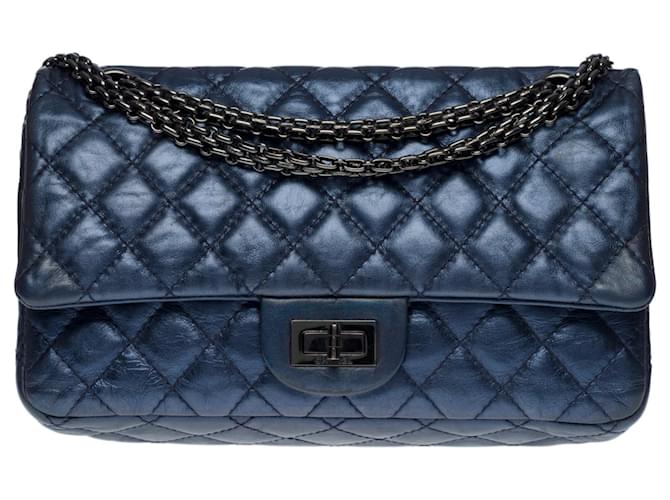 Bolsa Chanel esplêndida e rara 2.55 modelo pequeno em couro acolchoado azul metálico iridescente, guarnição de metal de rutênio preto  ref.576345