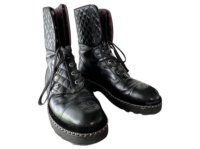 Stivaletti Chanel in pelle d'agnello nera con perle e velluto Nero