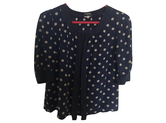 Blusa de seda Chanel com estampa de bolinhas azul e branca