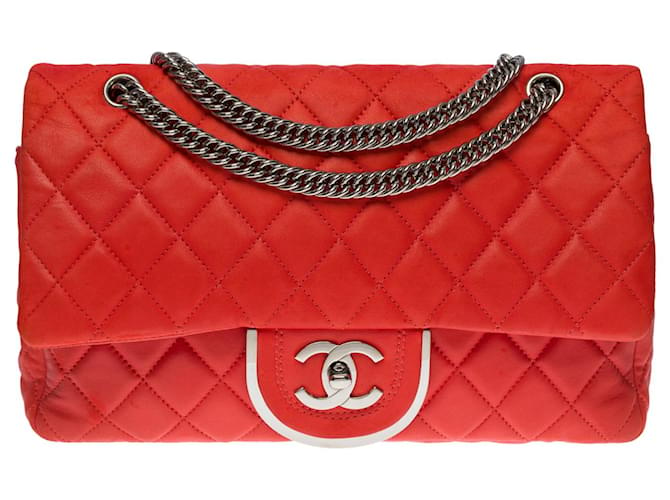 Magnífico bolso de mano Chanel Timeless/Classique forrado con solapa en cuero acolchado rojo coral, Guarnición en métal argenté Roja  ref.577090