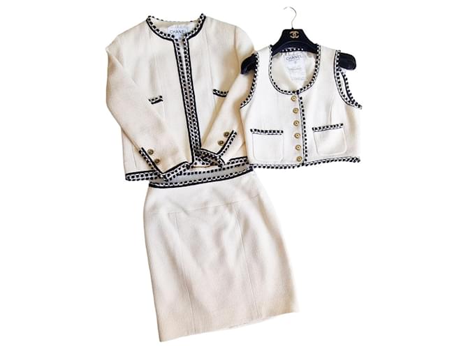 Chanel La Petite Veste Noire Tweed Blanc cassé  ref.579361