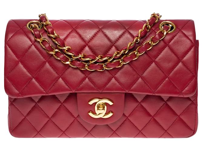 El codiciado bolso Chanel Timeless 23 cm con solapa forrada en piel acolchada rojo granate , guarnición en métal doré Roja Piel de cordero  ref.584831