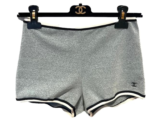 Chanel Pantalones cortos Gris Algodón  ref.573001