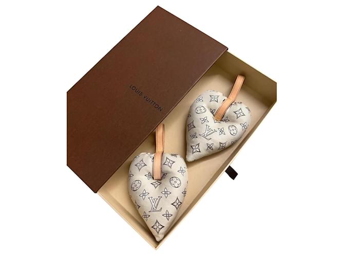 Louis Vuitton Charms de coeur d'oreiller LV Cuir Soie Marron Blanc Beige  ref.585178