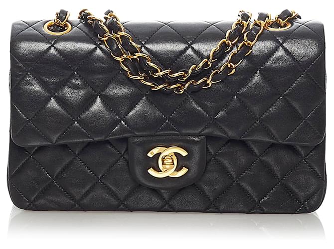 Petit sac à rabat doublé en cuir d'agneau classique noir Chanel  ref.588661