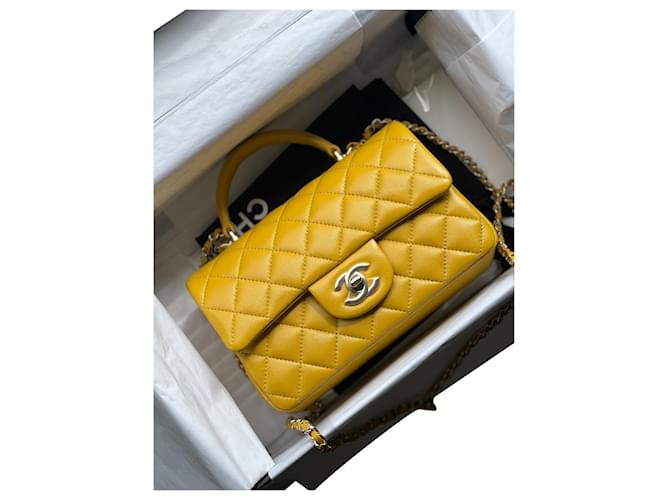 Minibolso Chanel clásico con asa en la parte superior Amarillo Cuero  ref.589056