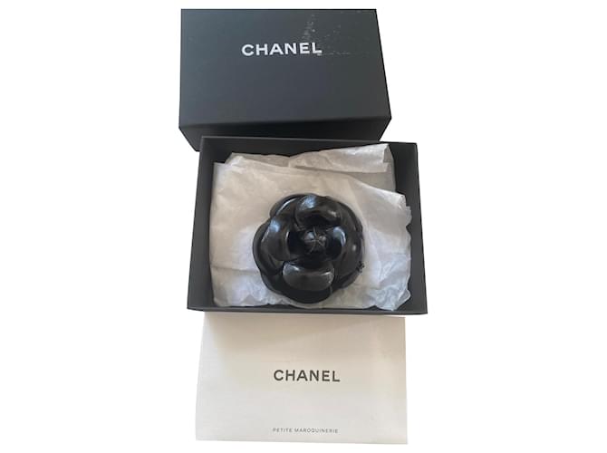 Broche camelia Chanel Cuir Noir  ref.591216