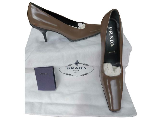 Escarpins Prada en cuir marron taille 38