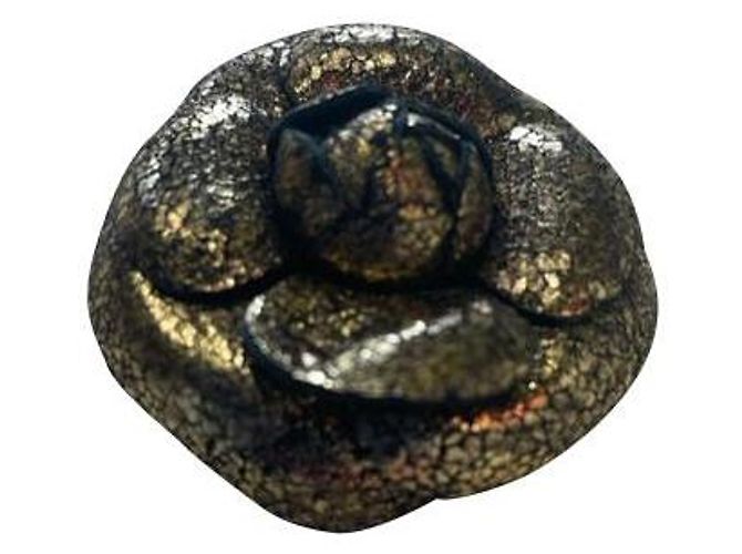Broche Camélia Chanel Dourado Gold hardware
