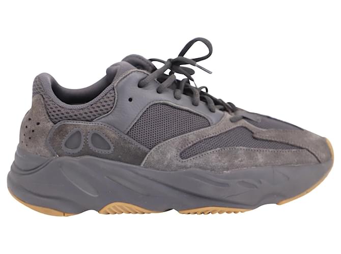 Yeezy Boost 700 V1 Utility Black in camoscio nero e grigio Stampa python Svezia ref.591943 Joli Closet