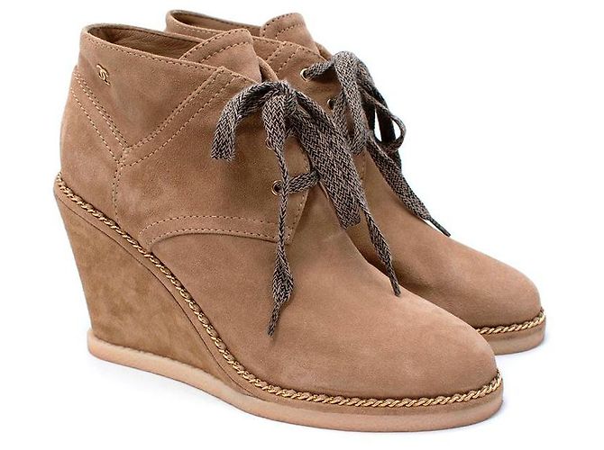 Bottines compensées à lacets en daim marron sable Chanel Beige