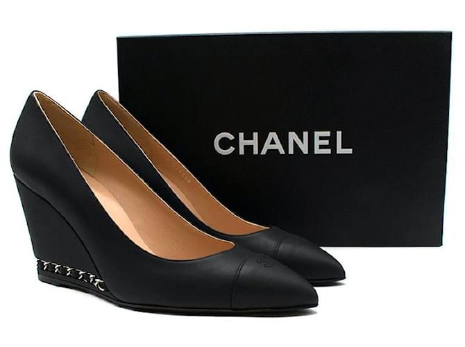 Chanel Zapatos de salón de piel negra mate con tacón de cuña Negro Cuero  ref.595361