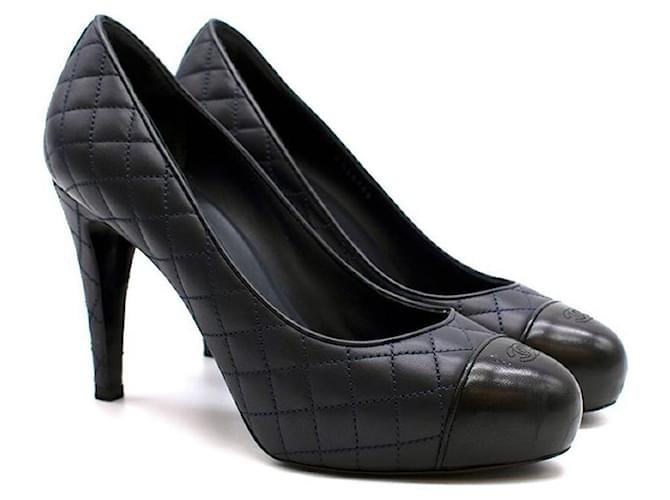 Chanel Sapatos de salto alto com biqueira de couro marinho e preto  ref.595573