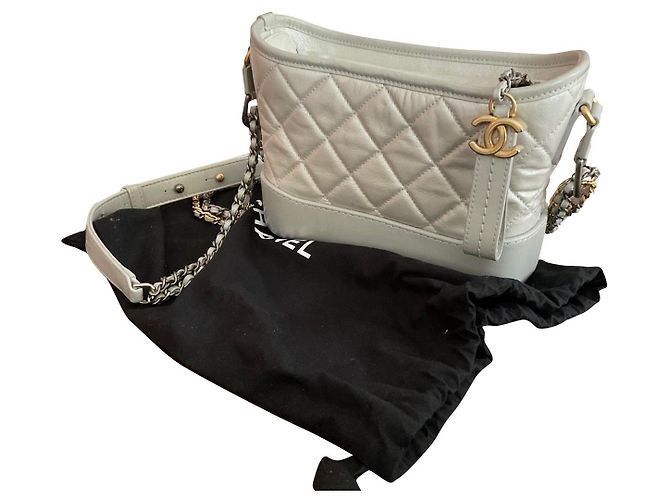 Bolsa de mão Chanel Gabrielle em couro prateado Prata