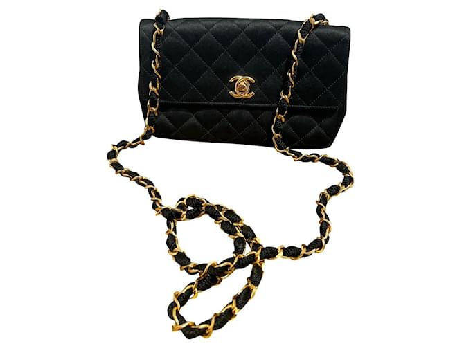 Timeless Chanel Bolsos de mano Negro Gold hardware Seda  ref.597952