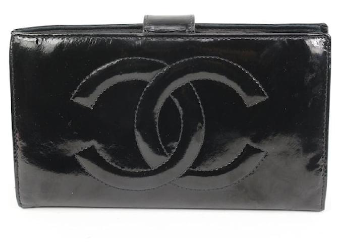 Chanel Lange zweifach gefaltete Geldbörse aus schwarzem Lackleder mit CC-Logo  ref.604795