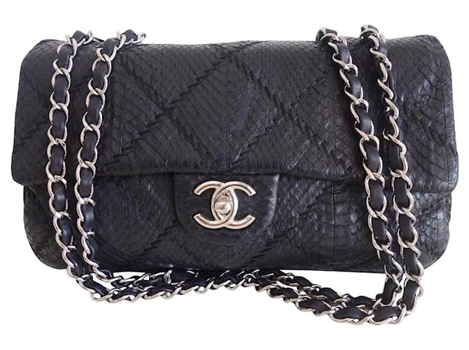 Timeless Bolso Chanel Classic en piel de pitón negra Negro  ref.605013