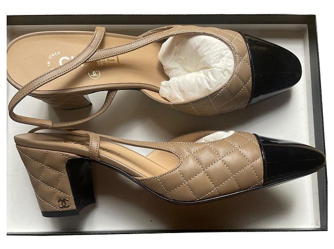 Chanel slingback acolchoado Bege