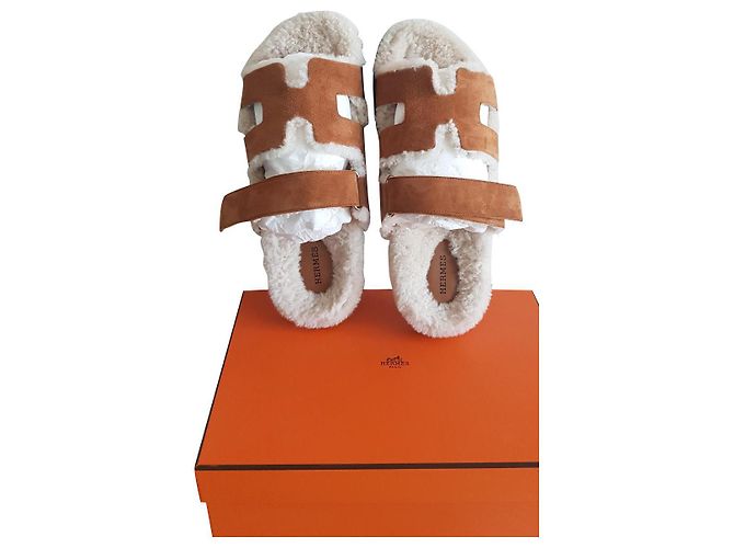 Hermès Chypre Sandalen Nubuk Haselnuss Karamell Fleisch