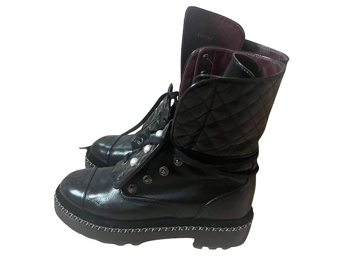 Botas Chanel de charol negro 36