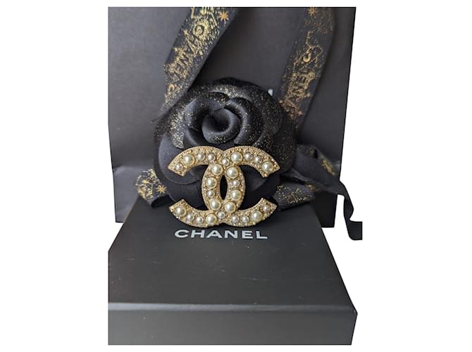 Chanel CC F15V Logo GHW Pearl and Crystal Brooch Box docs Golden Metall  ref.611291