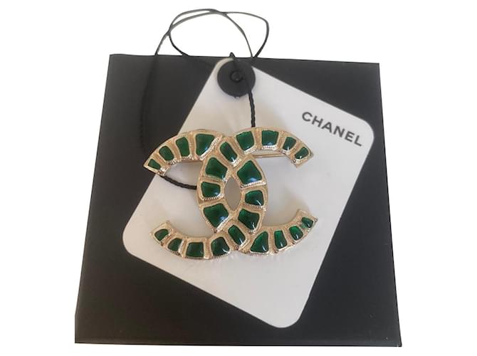 Broche Chanel Coleccionista oro , ¡¡Para estrenar!! Verde Gold hardware Acero  ref.613588