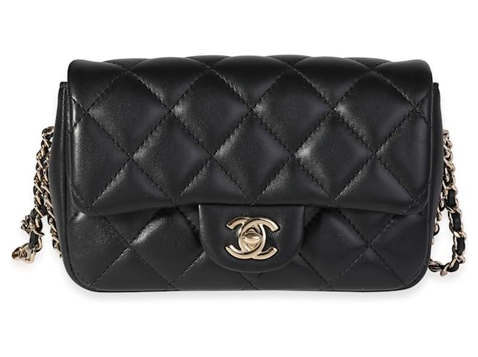 Bolsa com aba pequena Chanel preta acolchoada em pele de cordeiro com logo pérola Preto Couro  ref.613908