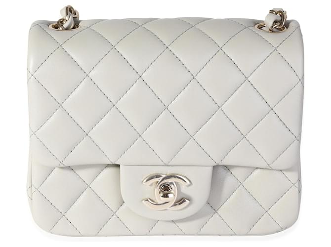 Mini sac à rabat carré classique en cuir d'agneau matelassé gris clair Chanel  ref.614258