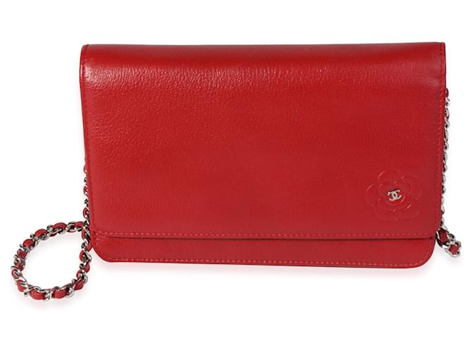 Wallet On Chain Chanel Geldbörse aus rotem, genarbtem Leder mit Kamelie an Kette  ref.614312