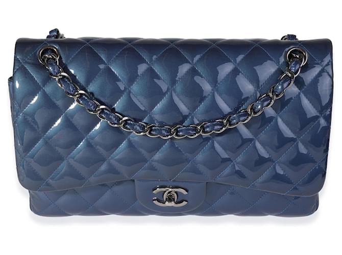 Sac à rabat doublé classique Jumbo en cuir verni matelassé bleu Chanel  ref.614413