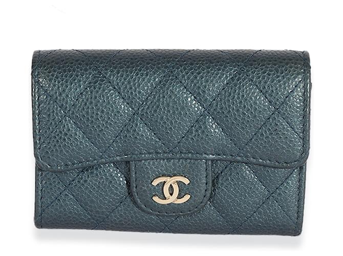 Portefeuille porte-cartes à rabat en caviar matelassé bleu Chanel Cuir  ref.617645