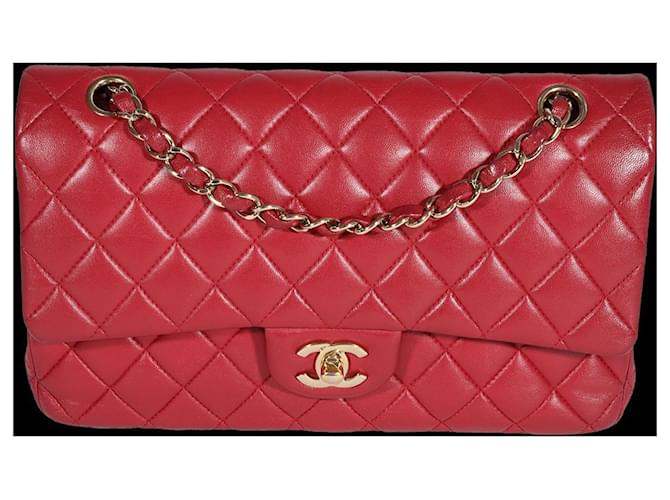 Bolso con solapa con forro clásico mediano de piel de cordero acolchada roja de Chanel Cuero  ref.617688