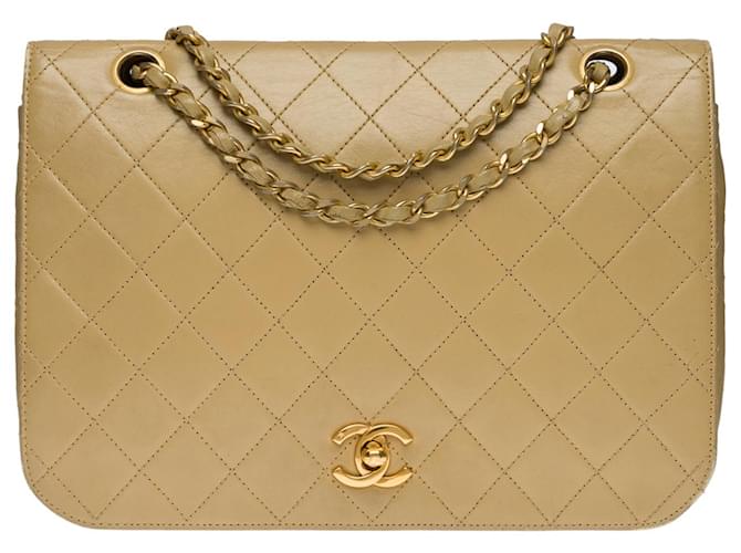Timeless Linda bolsa Chanel Classique com aba completa GM em pele de cordeiro acolchoada bege, garniture en métal doré  ref.618903