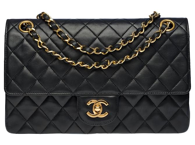 Excepcional bolso mediano Chanel Timeless 25 cm con solapa forrada en piel de cordero acolchada negra, guarnición en métal doré Negro Cuero  ref.618938