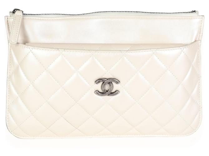 Bolso Chanel de piel de cordero acolchada color marfil en un bolso Blanco Cuero  ref.620203